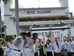 Mengenang Sejarah Perobekan Bendera di Hotel Yamato lewat Teatrikal Surabaya Merah Putih